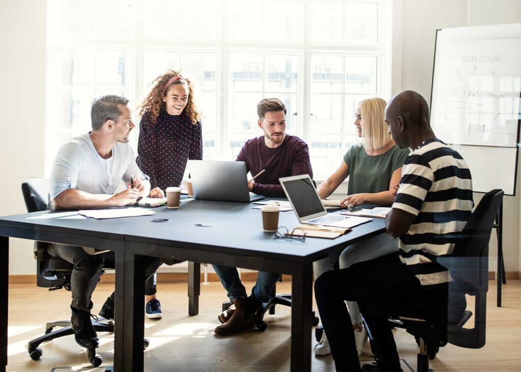 Personen an einem Schreibtisch