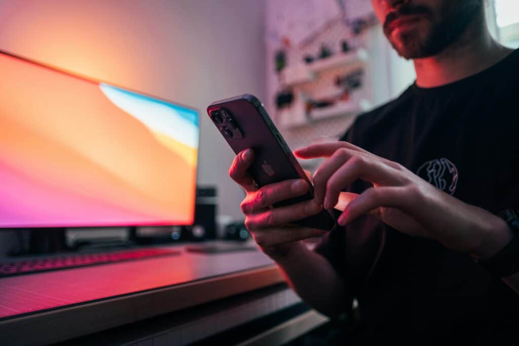 Person mit einem Handy in der HAnd