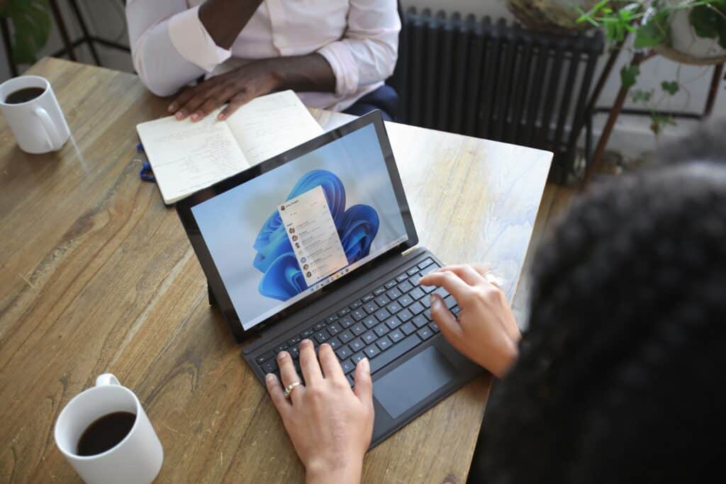 Laptop auf einem Tisch